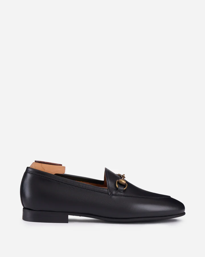 Fabricado en España. Mocasín destalonado de antifaz en antic color negro con cosido elevado en pala.